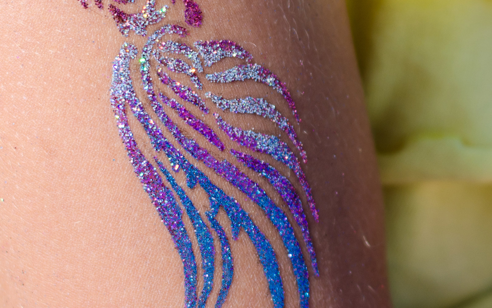 Glitter tattoos op een bedrijfsfeest